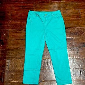 Chico’s So Slimming Girlfriend Crop